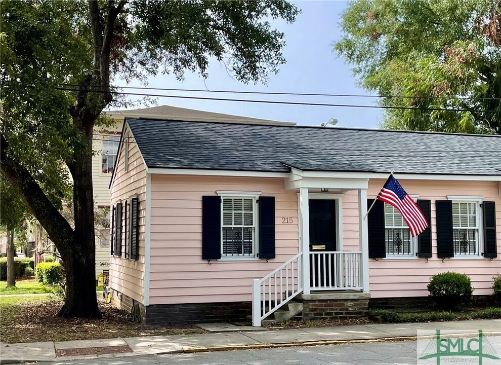 215 W Taylor St in Savannah, GA - Building Photo