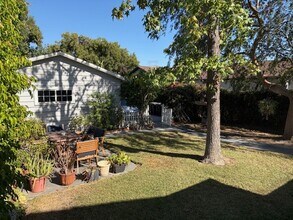 925 1/2 N Maple St, Unit 925 in Burbank, CA - Building Photo - Building Photo