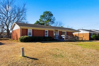 815 Bedrock Dr in Fayetteville, NC - Building Photo - Building Photo