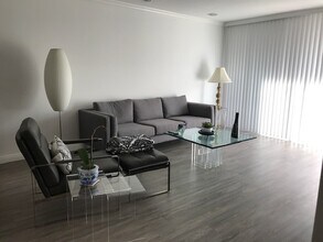 906 N Doheny Dr, Unit 313 in West Hollywood, CA - Building Photo - Building Photo