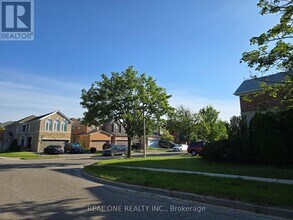 218 Pinnacle Trail in Aurora, ON - Building Photo - Building Photo