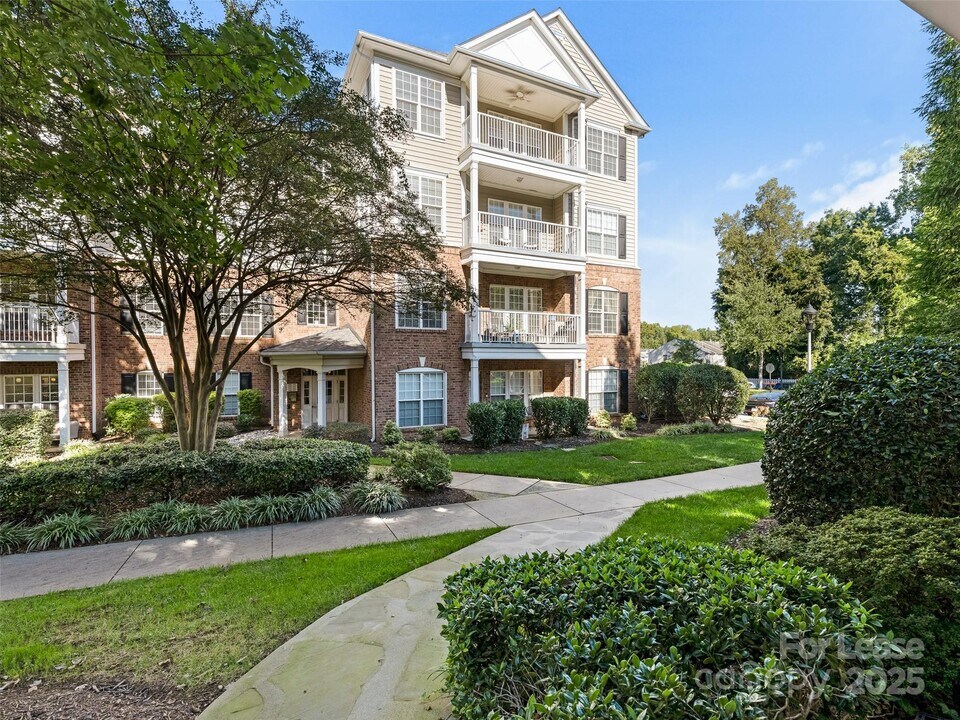 3164 Margellina Drive in Charlotte, NC - Building Photo