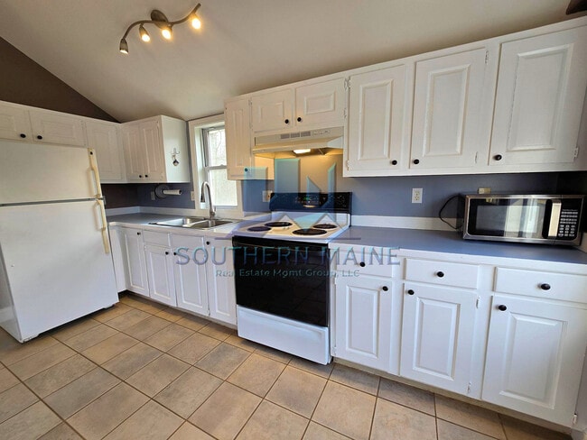 392 Roosevelt Trail in Windham, ME - Building Photo - Building Photo