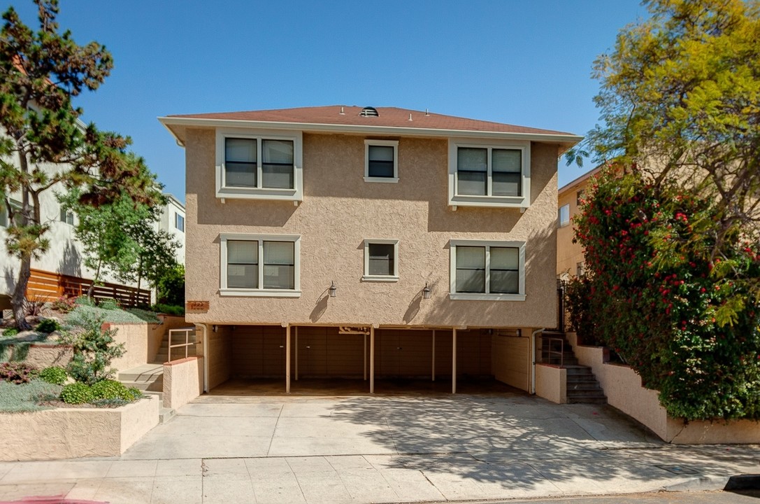 1222 McClellan Dr in Los Angeles, CA - Building Photo