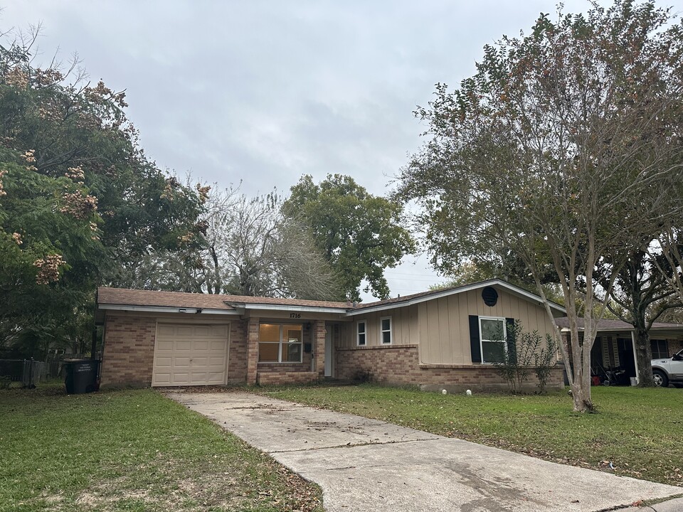 1716 Bonham Dr in Victoria, TX - Building Photo