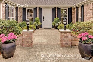 8500 SE 82nd St in Mercer Island, WA - Building Photo