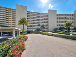 120 Lakeshore Dr in North Palm Beach, FL - Foto de edificio - Building Photo