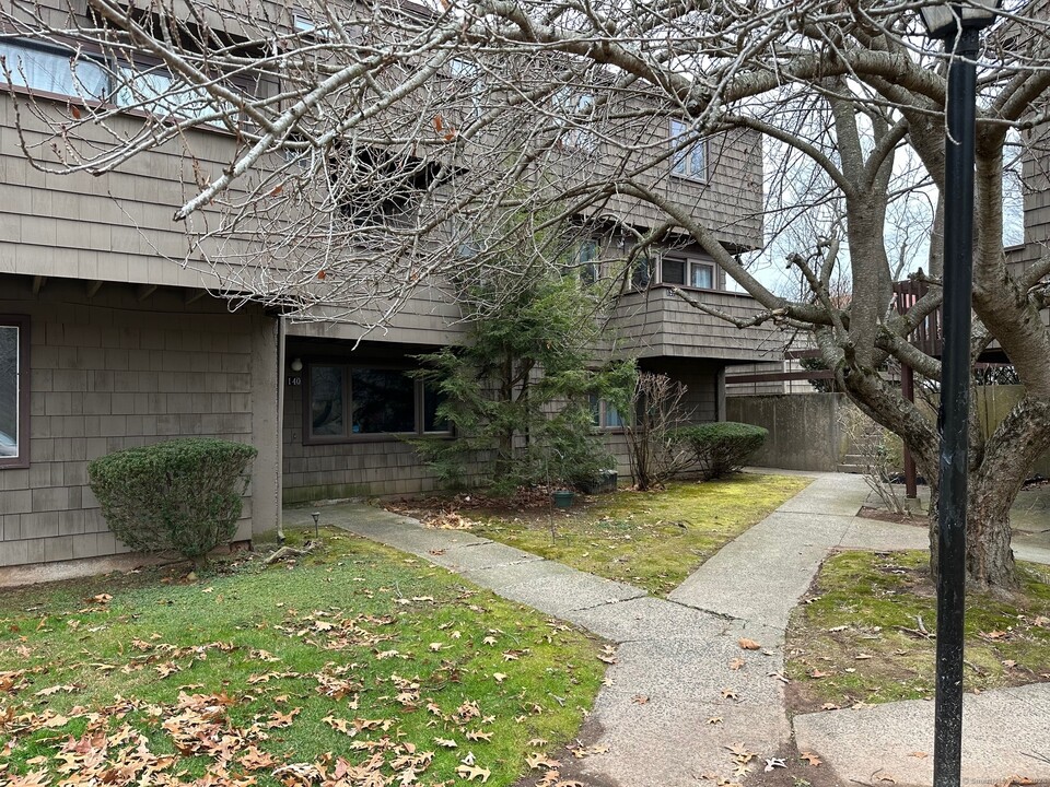 140 Towne House Rd in Hamden, CT - Building Photo