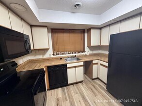 135 Howard St, Unit D in Bangor, ME - Building Photo - Building Photo