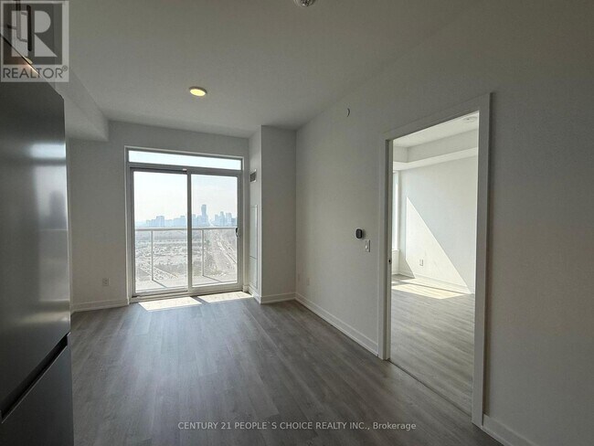 5105 Hurontario St in Mississauga, ON - Building Photo - Building Photo