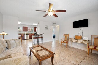 801 Hummingbird 101 Way in West Palm Beach, FL - Building Photo - Building Photo