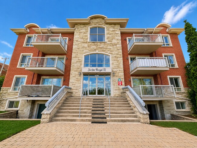 4290 Des Sources Boul in Dollard-des-Ormeaux, QC - Building Photo - Building Photo