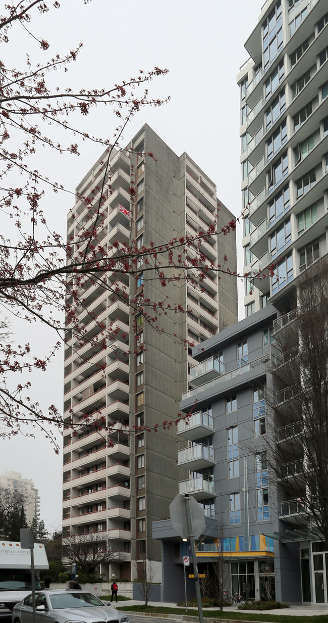 Carlton Court Apartments in Vancouver, BC - Building Photo - Building Photo