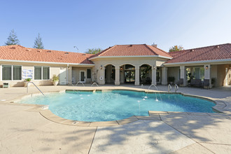 Chestnut Court in Fresno, CA - Foto de edificio - Building Photo