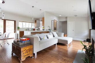 915 Helen Dr in Millbrae, CA - Foto de edificio - Building Photo