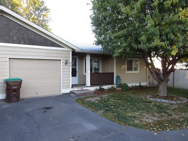 property at 174 SW Ivy Ct