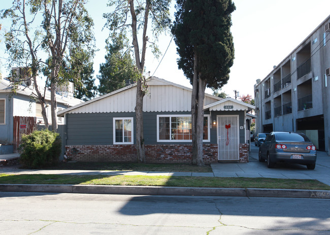 244 W Elm Ave in Burbank, CA - Building Photo - Building Photo