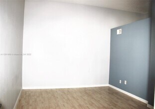 1050 Crystal Way-Unit -F in Delray Beach, FL - Foto de edificio - Building Photo