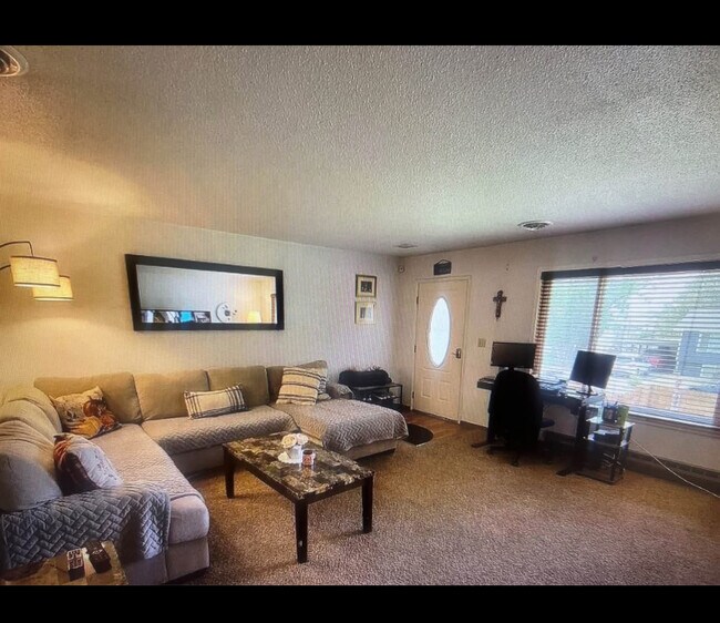 1103 Carriage Square Dr in Grandview, WA - Building Photo - Building Photo