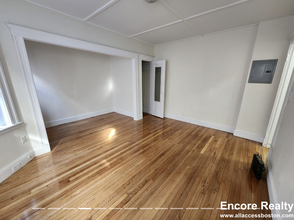 1198 Boylston St, Unit 11 in Boston College, MA - Foto de edificio - Building Photo