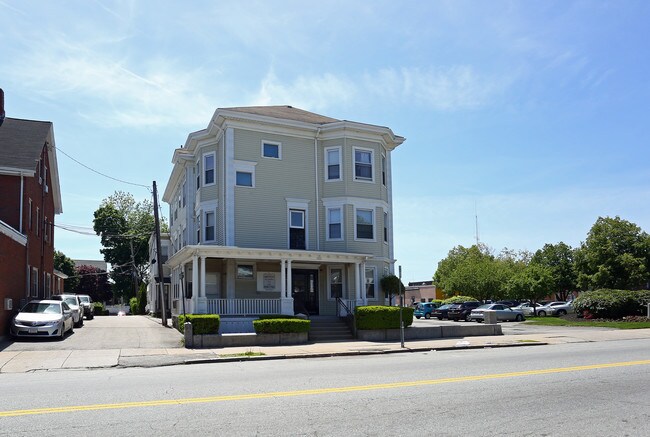 562 Main St in Waltham, MA - Foto de edificio - Building Photo