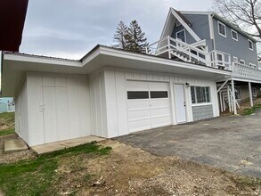 84 Tuttle Ln, Unit Garage in Greenland, NH - Foto de edificio - Building Photo