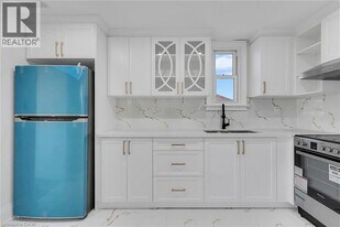 581 Lancaster St W in Kitchener, ON - Building Photo