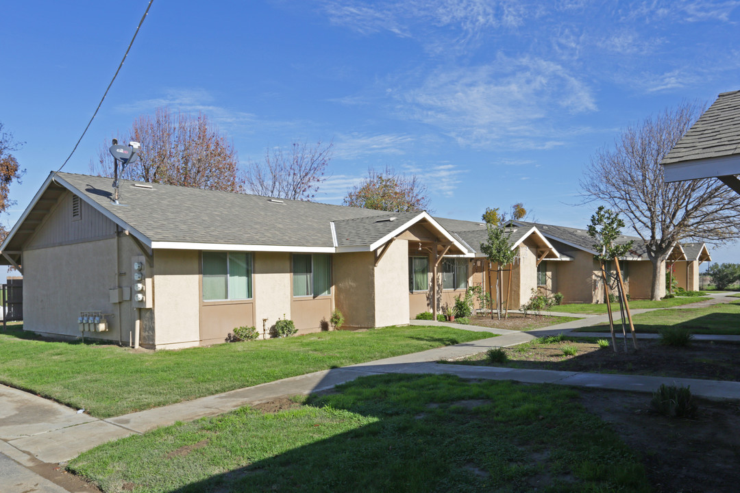 Conquistador Villa Apartments in Huron, CA - Building Photo