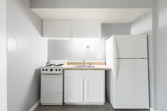 College Bank Apartments in Cincinnati, OH - Building Photo - Interior Photo