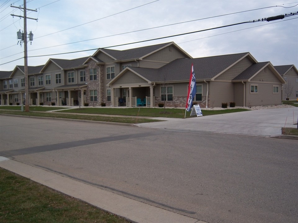 Western Townhomes in Neenah, WI - Building Photo