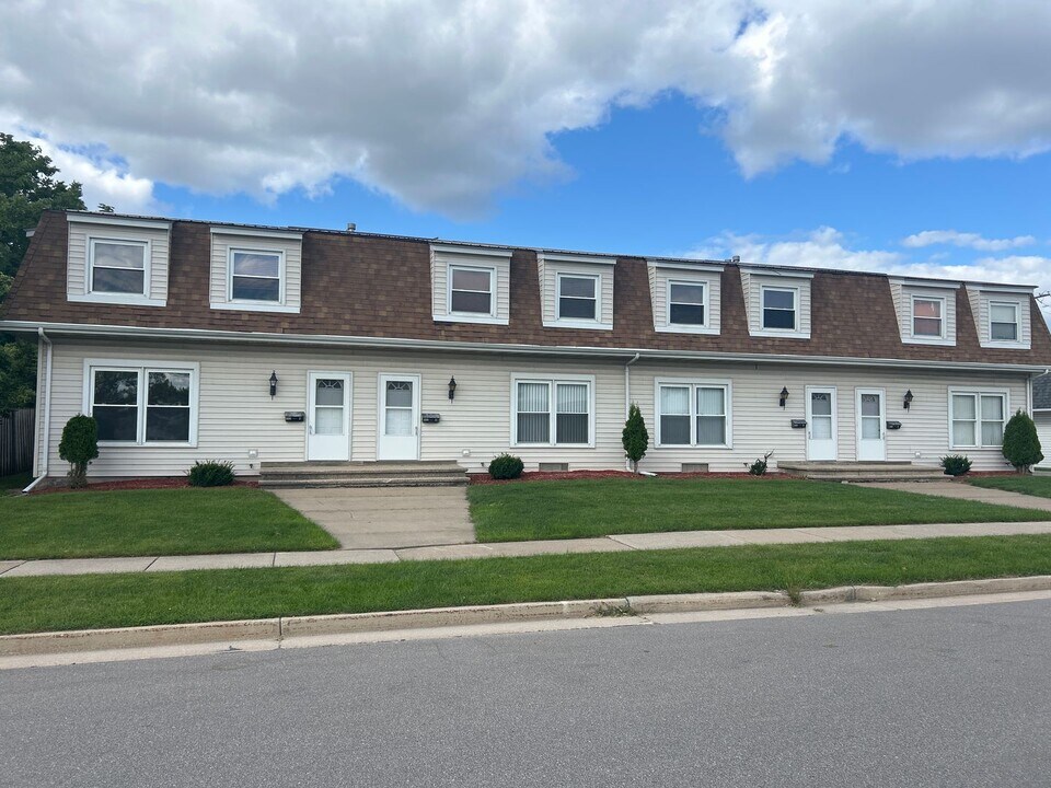 717 Fairwood Dr in Neenah, WI - Building Photo