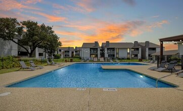 145 W Pioneer Pkwy in Grand Prairie, TX - Building Photo - Building Photo