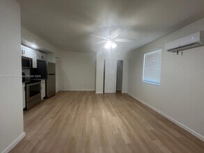 467 NW 8th St in Miami, FL - Building Photo - Building Photo