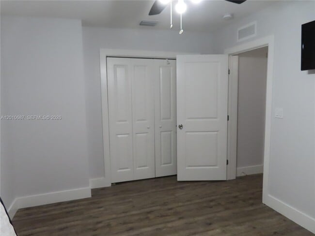 2433 NW 96th St in Miami, FL - Building Photo - Building Photo