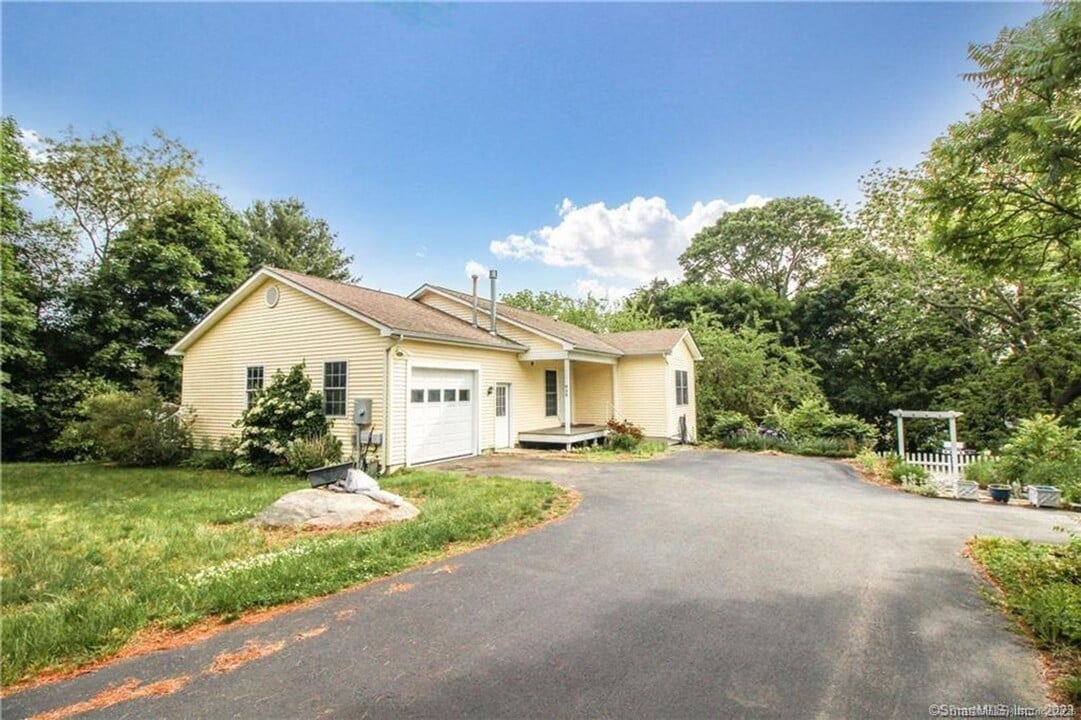 939 Ocean Ave in New London, CT - Building Photo