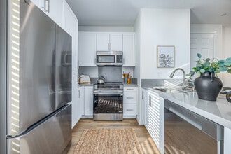 Aspan Square Homes in Azusa, CA - Foto de edificio - Interior Photo