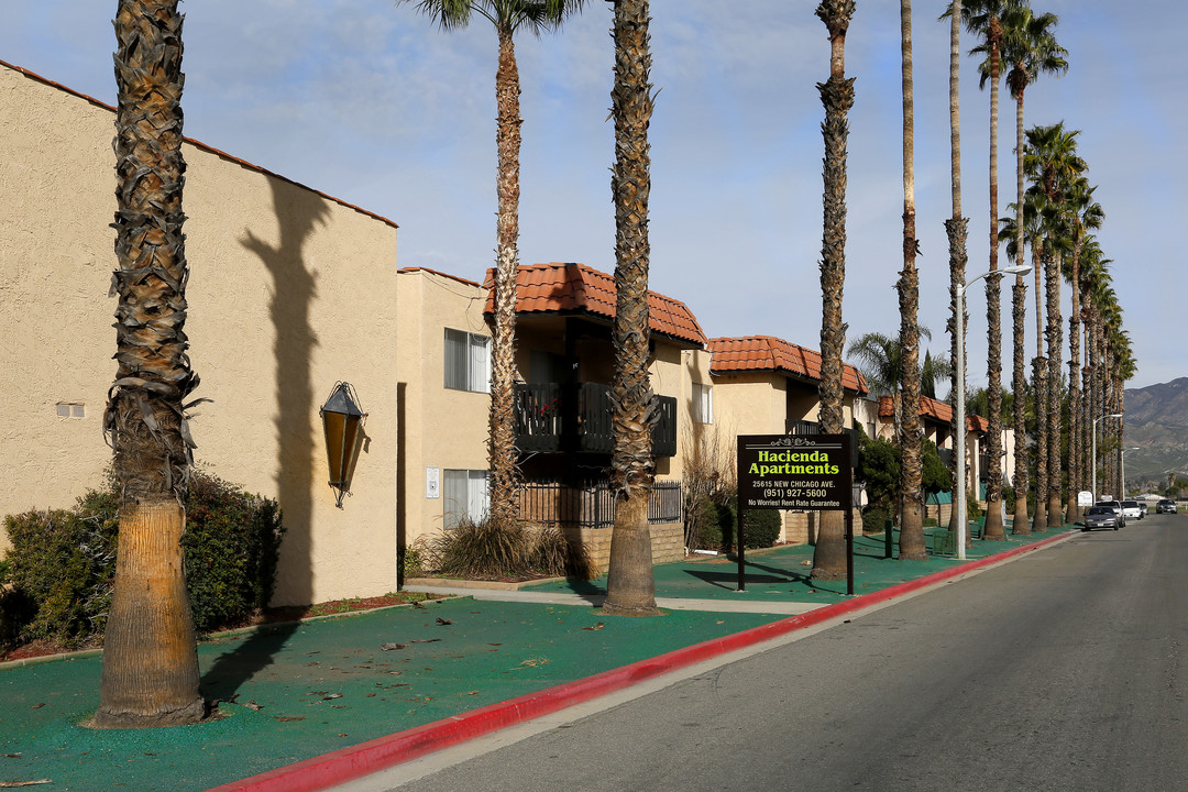 Hacienda Apartments in Hemet, CA - Foto de edificio