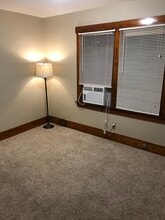 3439 S 15th St, Unit Upstairs Studio #3 in Omaha, NE - Building Photo - Building Photo