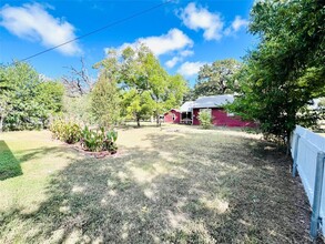 2104 N Fannin Ave in Cameron, TX - Building Photo - Building Photo