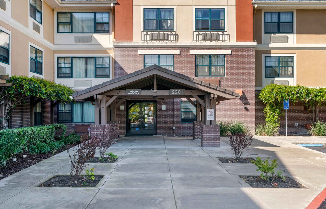 Furnished Studio-Sacramento - Elk Grove in Elk Grove, CA - Foto de edificio