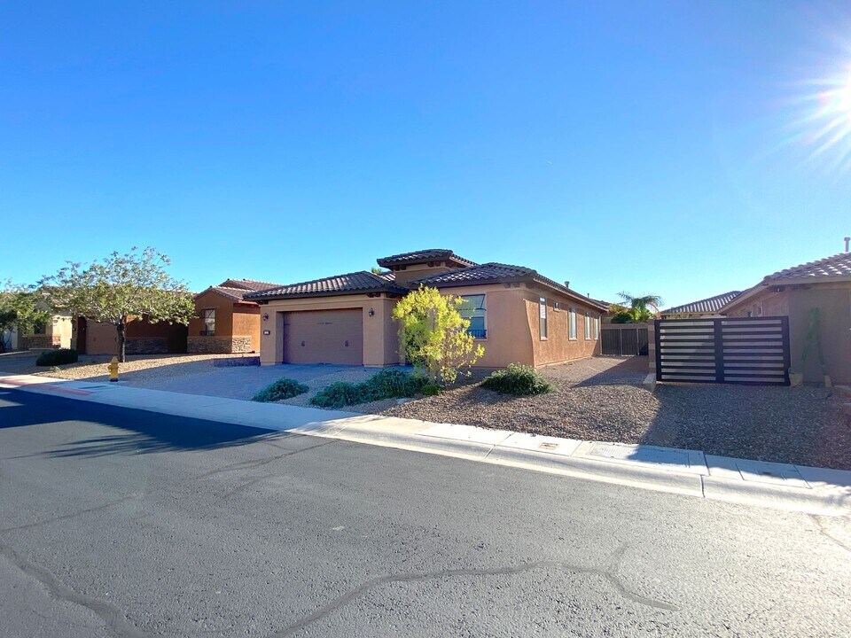 1025 Viale Placenza Pl in Henderson, NV - Building Photo