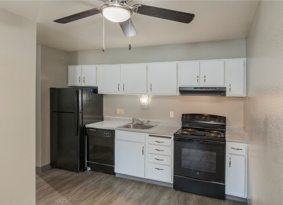 Mason Manor Apartments in Colorado Springs, CO - Building Photo