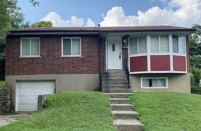 2138 St Leo Pl in Cincinnati, OH - Building Photo - Building Photo