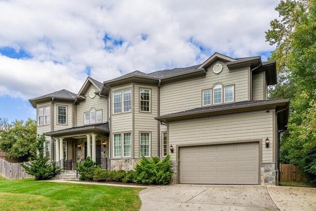 829 Golden Arrow St in Great Falls, VA - Foto de edificio - Building Photo