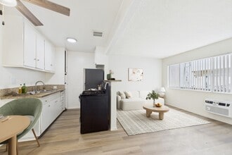 Roscoe Terrace in Canoga Park, CA - Foto de edificio - Building Photo