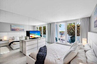 1717 N Bayshore Dr in Miami, FL - Building Photo - Building Photo