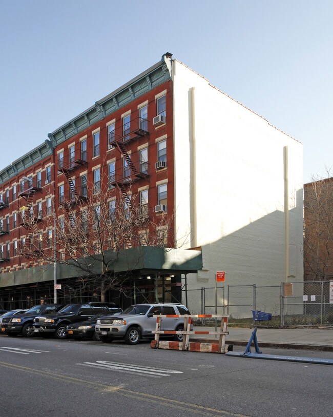 2756 Frederick Douglass Blvd in New York, NY - Foto de edificio - Building Photo