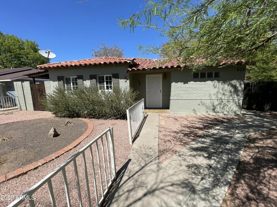 602 E San Juan Ave in Phoenix, AZ - Building Photo