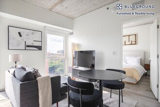 343 W Schiller St in Chicago, IL - Building Photo - Building Photo