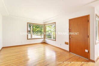7916 NE Oregon St in Portland, OR - Building Photo - Building Photo